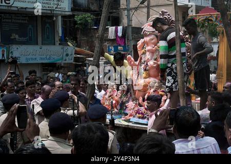 Vadodara, Gujarat / Indien - 15. September 2016 : Eine Gruppe von Polizisten überreicht den Gruß an die Statue des Lord Shree Ganesha Stockfoto