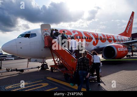 London, UK, 3. Mai 2009, Passagiere steigen am Flughafen Luton, UK, unter teilweise bewölktem Himmel tagsüber in ein Flugzeug ein. Stockfoto