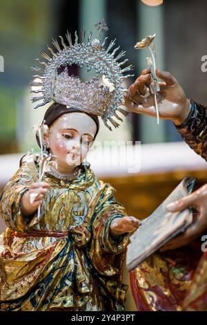 Sevilla, Spanien, Mai 31 2009, diese Skulpturen aus dem 18. Jahrhundert zeigen die Heilige Anna mit ihrer Tochter, der Jungfrau Maria, in der Kirche San Lorenzo in Sevilla Stockfoto