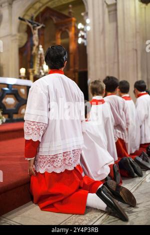 Die Altarjungen knien im Gebet in der Kirche Sagrario nach der Fronleichnamsprozession in Sevilla, was ihre Verehrung im Jahr 2009 widerspiegelt. Stockfoto