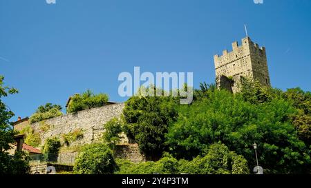 Ein Turm, der aus den Hügeln von Casentino hervorgeht, eine Burg, die den Charme der Zeit bewahrt, Casentino ist ein Gebiet, das sich Definitionen entzieht und aus s besteht Stockfoto