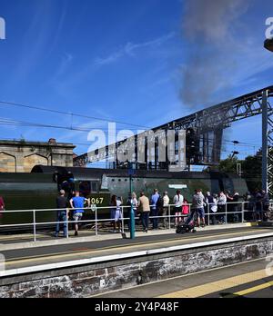 Battle of Britain Class Pacific No 34067 Tangmere zieht eine Menge an der Carlisle Citadel Station an, die mit dem Northern Belle Pullman nach Hull fährt. Stockfoto