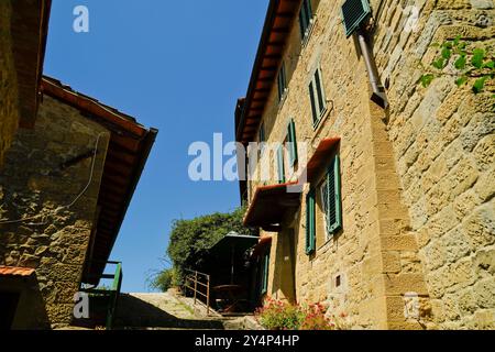 Ein Turm, der aus den Hügeln von Casentino hervorgeht, eine Burg, die den Charme der Zeit bewahrt, Casentino ist ein Gebiet, das sich Definitionen entzieht und aus s besteht Stockfoto