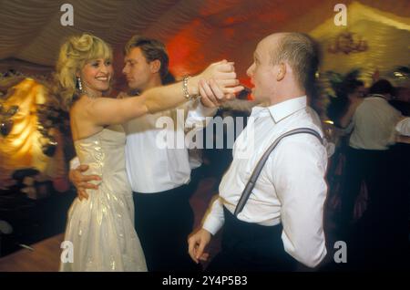 Lizzie Spender Porträt, am Set während des Fernsehfilms von Hedgehog Wedding 1980s, den sie 1987 UK schrieb. Mit einigen Schauspielern während einer Filmpause rummachen. HOMER SYKES. Stockfoto