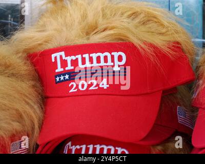 NEW YORK – USA – 28. AUGUST 2024: Donald Trump Merchandise 2024 – Make America Great Again – Take America Back hat Stockfoto