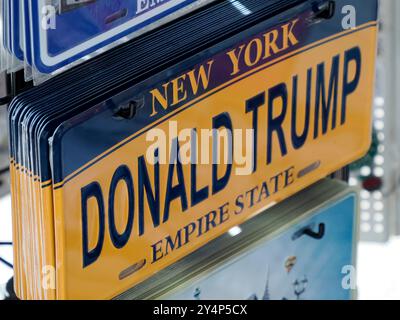NEW YORK – USA – 28. AUGUST 2024: Donald Trump Merchandise 2024 – Make America Great Again – Take America Back – Plaque Stockfoto