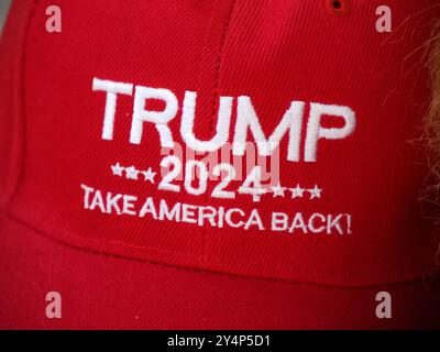 NEW YORK – USA – 28. AUGUST 2024: Donald Trump Merchandise 2024 – Make America Great Again – Take America Back hat Stockfoto