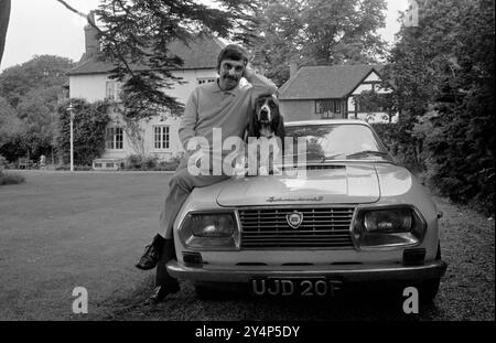 Leslie Thomas, OBE (* 22. März 1931 bis 6. Mai 2014) war ein walisischer Autor, der vor allem für seinen Comic The Virgin Soldiers bekannt war. Zu Hause in Berkshire 1971 1970er, Großbritannien HOMER SYKES Stockfoto