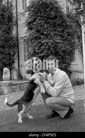 Leslie Thomas, OBE (* 22. März 1931 bis 6. Mai 2014) war ein walisischer Autor, der vor allem für seinen Comic The Virgin Soldiers bekannt war. Zu Hause in Berkshire 1971 1970er, Großbritannien HOMER SYKES Stockfoto