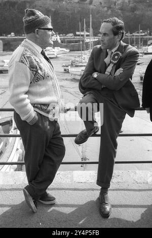 Thorpe arbeitet für uns. Jeremy Thorpe auf dem Wahlkampfpfad in seinem Wahlkreis North Devon. Mit einem Wähler chatten. Er verlor seinen parlamentarischen Sitz in diesen Jahren bei den Parlamentswahlen. Devon, England, 1979 1970. April, Großbritannien HOMER SYKES Stockfoto