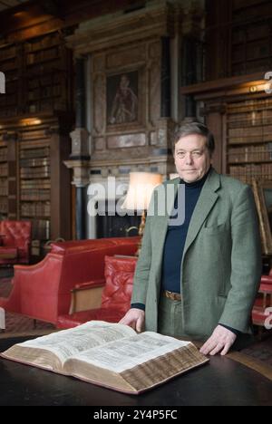 Robert Cecil Lord Salisbury im Hatfield House Hatfield. Hertfordshire UK. Hier mit der King-James-Bibel in der Bibliothek zu sehen. 2011 HOMER SYKES Stockfoto