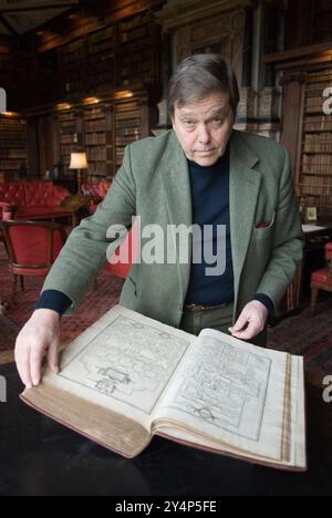 Robert Gascoyne-Cecil, Lord Salisbury im Hatfield House, Hatfield. Hertfordshire Vereinigtes Königreich. Hier mit der King James Bibel in der Bibliothek. HOMER SYKES AUS DEN 2011 2010ER JAHREN Stockfoto