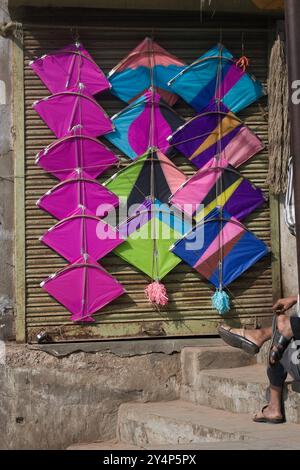 Khambhat, Gujarat / Indien - 11. Januar 2017 : ein geschlossenes Geschäft wird eingerichtet, um Drachen zum Verkauf auf dem Drachenmarkt aufzuhängen. Stockfoto