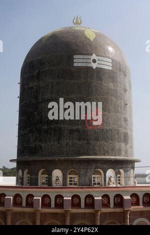 Khambhat, Gujarat / Indien - 11. Januar 2017 : Ein riesiger Shivlinga-Tempel im Dorf Ralaj, Khambhat. Stockfoto