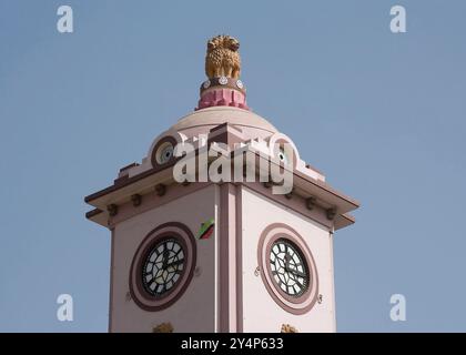 Khambhat, Gujarat / Indien - 11. Januar 2017 : Eine Turmuhr in der Stadt Khambhat. Stockfoto