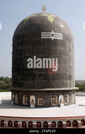 Khambhat, Gujarat / Indien - 11. Januar 2017 : Ein riesiger Shivlinga-Tempel im Dorf Ralaj, Khambhat. Stockfoto