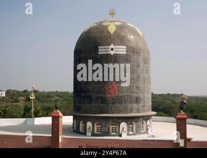 Khambhat, Gujarat / Indien - 11. Januar 2017 : Ein riesiger Shivlinga-Tempel im Dorf Ralaj, Khambhat. Stockfoto