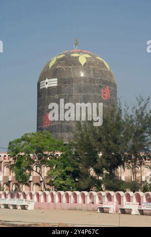 Khambhat, Gujarat / Indien - 11. Januar 2017 : Ein riesiger Shivling-Tempel im Dorf Ralaj, Khambhat. Stockfoto