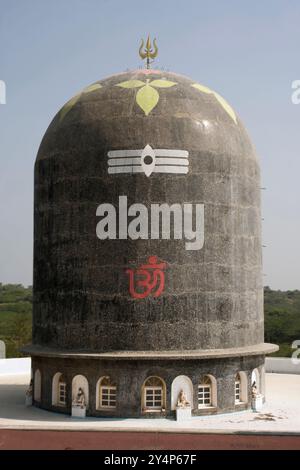 Khambhat, Gujarat / Indien - 11. Januar 2017 : Ein riesiger Shivlinga-Tempel im Dorf Ralaj, Khambhat. Stockfoto