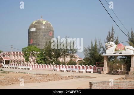 Khambhat, Gujarat / Indien - 11. Januar 2017 : Eine Statue des weißen Stiers und des Shivling in der Nähe des Tempels der Göttin Shree Sikotar Mata im VI Stockfoto