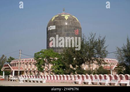 Khambhat, Gujarat / Indien - 11. Januar 2017 : Ein riesiger Shivling-Tempel im Dorf Ralaj, Khambhat. Stockfoto