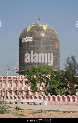 Khambhat, Gujarat / Indien - 11. Januar 2017 : Ein riesiger Shivling-Tempel im Dorf Ralaj, Khambhat. Stockfoto