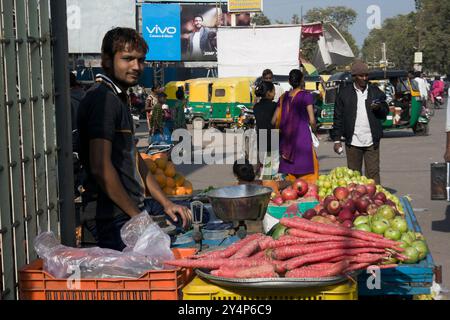 Khambhat, Gujarat / Indien - 11. Januar 2017 : Ein Fruchtverkäufer mit seinem Handwagen, der Fruits in der Stadt Khambhat verkauft. Stockfoto