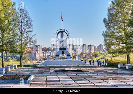 Perm, Russland - 18. Mai 2024: Gedenkkomplex auf dem Berg Vyschka, Bezirk Motowilikha. Ewige Flamme, Denkmal für die Kämpfer der Revolution von 1905, Begräbnis von Stockfoto