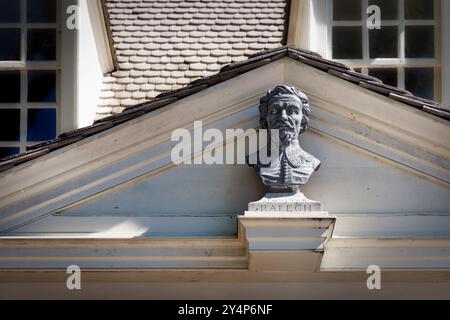 Die Büste von Sir Walter Raleigh über der Raleigh Tavern im historischen Bezirk Colonial Williamsburg, Virginia. Stockfoto