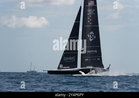 Barcelona, Spanien. September 2024. Luna Rossa qualifiziert sich für das Finale des Louis Vuitton Cups, indem er American Magic besiegt, und tritt in einem Duell mit dem britischen Team Ineos Britannia an. Luna Rossa se clasifica para la final de la Copa Louis Vuitton al Vencer a American Magic, y se enfrentará en un duelo al equipo británico Ineos Britannia. Auf dem Bild: Luna Rossa Prada Pirelli Team, american Magic News Sports -Barcelona, Spanien Donnerstag, 19. September 2024 (Foto: Eric Renom/LaPresse) Credit: LaPresse/Alamy Live News Stockfoto