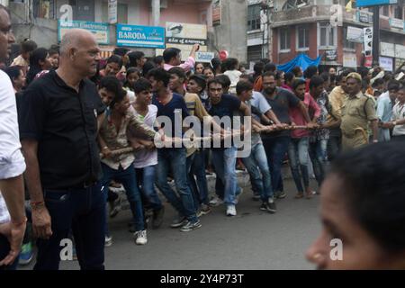 Vadodara, Gujarat / Indien - 25. Juni 2017: Anhänger ziehen den Wagen während des Chariot-Festivals mit Seilen. Stockfoto