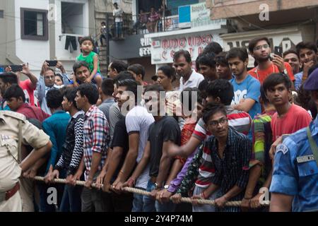 Vadodara, Gujarat / Indien - 25. Juni 2017: Anhänger ziehen den Wagen während des Chariot-Festivals mit Seilen. Stockfoto