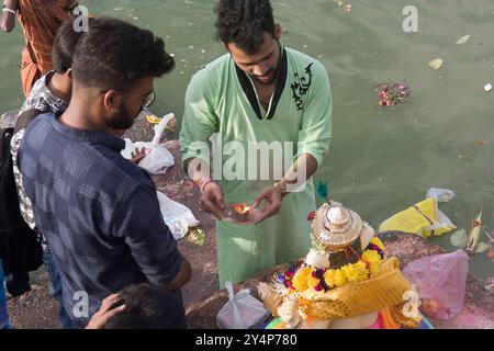 Vadodara, Gujarat/Indien - 31. August 2017: Junge Jungen opfern die Gebete an die Statue des Herrn shree Ganesha während des Ganesha-Festivals. Stockfoto