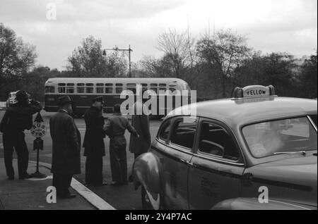 Eine Gruppe von Männern wartet an einer New York City Bushaltestelle C. 1952. Stockfoto