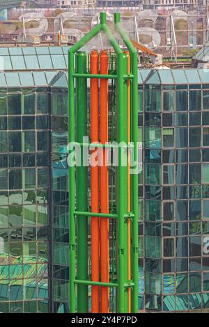 Dampfdampf Aus Kondensationskessel-Schornsteinabzügen Des Gebäudeheizsystems Stockfoto