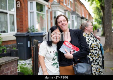 Der Labour-Abgeordnete Jess Phillips umarmt einen ihrer Wähler Yasmin Richardson, 68, während er in Birmingham Yardley, dem Jess Phillips Const, vorführt Stockfoto