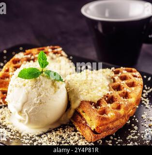 Eis mit belgischen Waffeln, frischer Minze, Vanilabutter Stockfoto