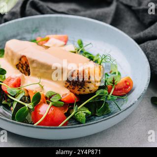 Gegrilltes Lachsfilet mit Spinat und cremiger Sauce Stockfoto