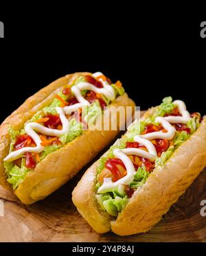 Zwei leckere Hotdogs auf Holzbrett Stockfoto
