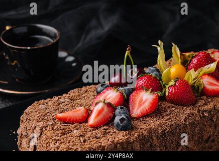 Schokoladen-Napoleon-Kuchen mit Beeren auf Steinteller Stockfoto