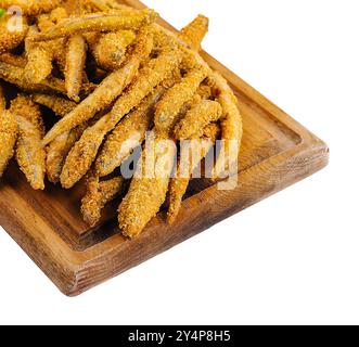 Knusprig panierter europäischer Fisch auf Holz Stockfoto