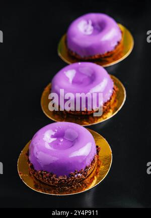 Mousse-Kuchen von wilden Beeren auf Teller Stockfoto