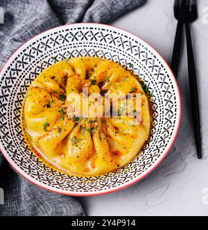 Khinkali auf einem Teller im Restaurant Stockfoto