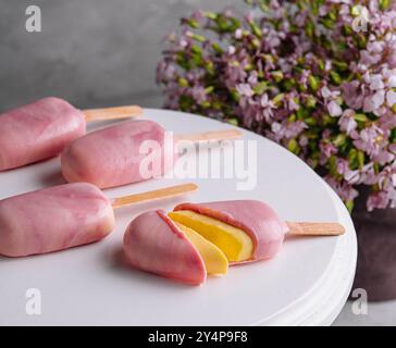 Mousse-Dessert in Form von Eis-Eis Stockfoto