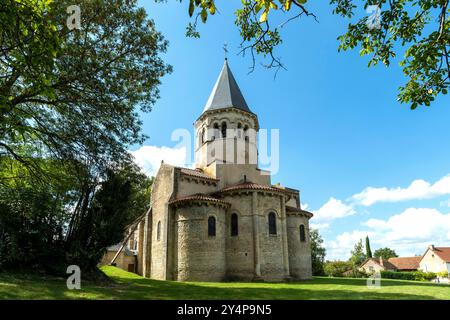 Romanische Kirche Saint-Symphorien im Dorf Biozat, Allier, Auvergne-Rhone-Alpes, Frankreich Stockfoto