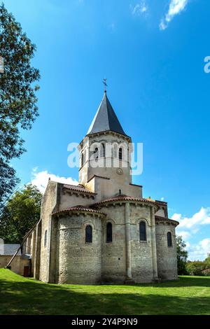 Romanische Kirche Saint-Symphorien im Dorf Biozat, Allier, Auvergne-Rhone-Alpes, Frankreich Stockfoto