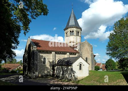 Romanische Kirche Saint-Symphorien im Dorf Biozat, Allier, Auvergne-Rhone-Alpes, Frankreich Stockfoto