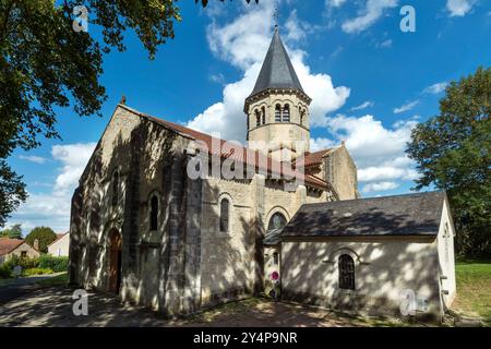 Romanische Kirche Saint-Symphorien im Dorf Biozat, Allier, Auvergne-Rhone-Alpes, Frankreich Stockfoto