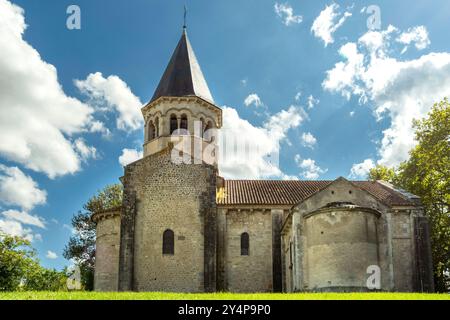 Romanische Kirche Saint-Symphorien im Dorf Biozat, Allier, Auvergne-Rhone-Alpes, Frankreich Stockfoto