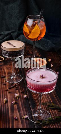 Verschiedene farbenfrohe exotische alkoholische Cocktails auf Holz Stockfoto